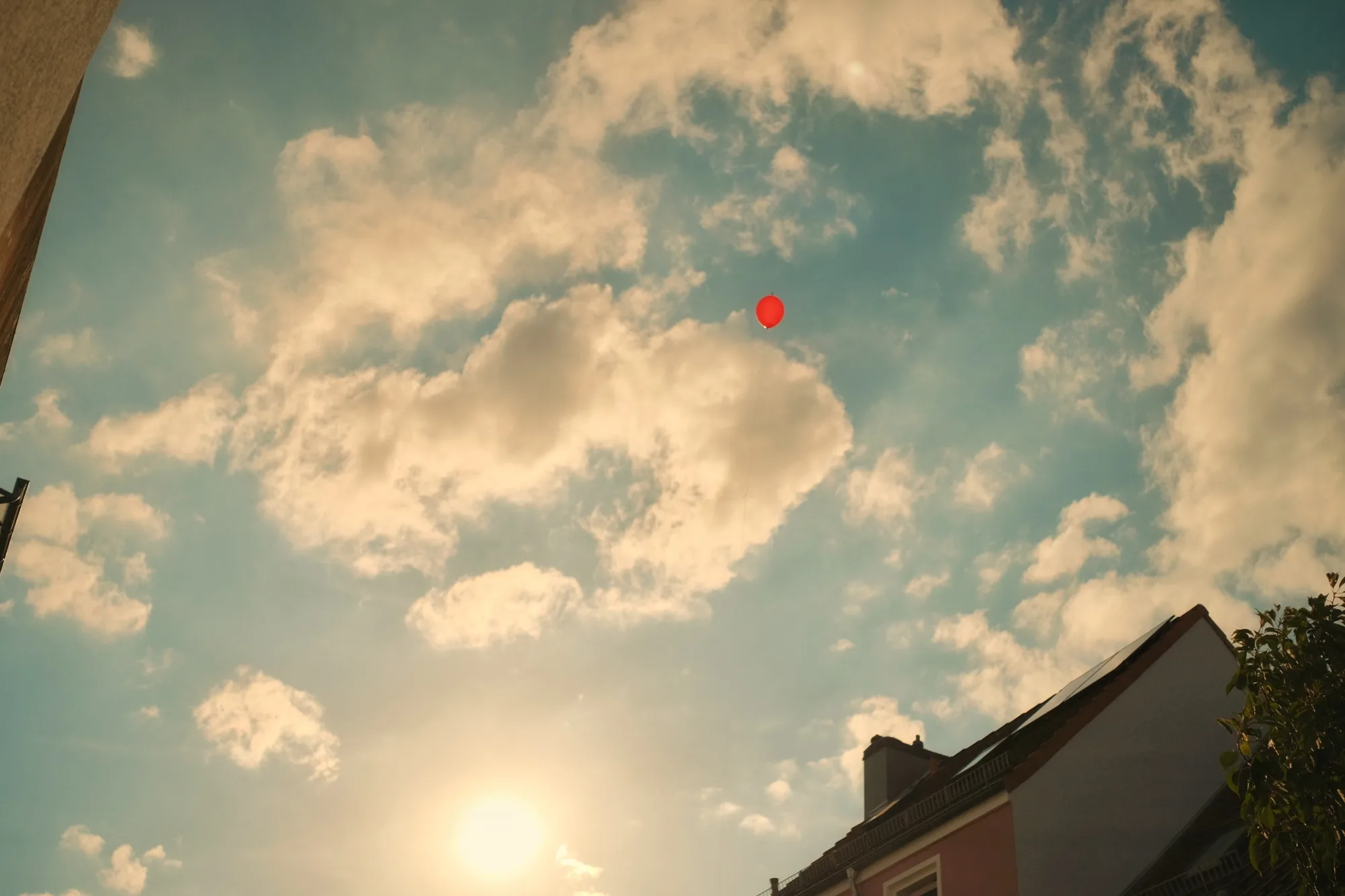 Reudiger: Katie Melua — Red Balloons (https://open.spotify.com/track/0Gz1WFk6PET2rwYr1BYfbe?si=odTwlEX_QdKYN5MM9GjqCA&utm_source=copy-link)